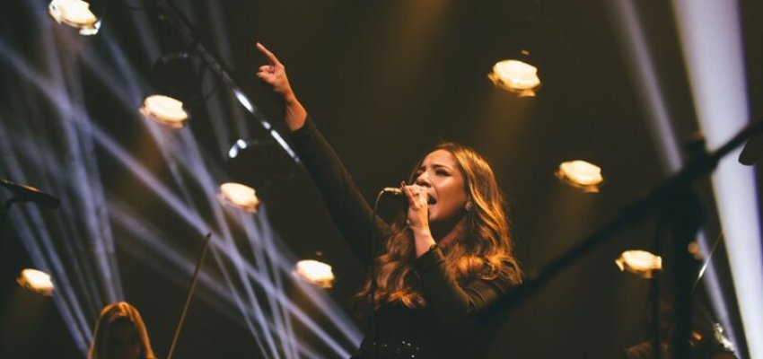 Noite de Gratidão na Arena Condá terá Show com Gabriela Rocha