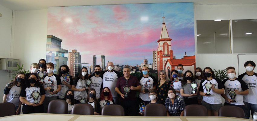 Prefeito recebe equipe de robótica do Bom Pastor, que tem títulos internacionais