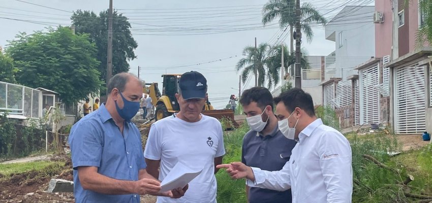 Prefeito em exerc&iacute;cio visita obras em Chapec&oacute;
