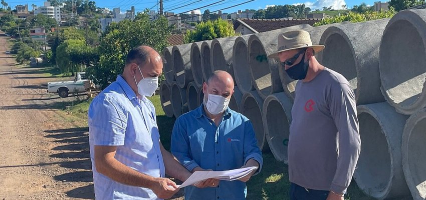 Prefeito em exercício visita obras na rua 14 de Agosto