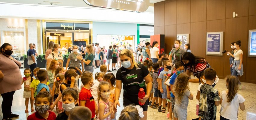 Parceria entre Prefeitura e Shopping oferece filme, pipoca e brinquedos para crian&ccedil;as