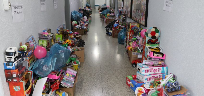 Secretaria de Educa&ccedil;&atilde;o realiza entrega de brinquedos