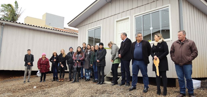 Fam&iacute;lias realocadas do campo do Esplanada recebem chave das casas novas