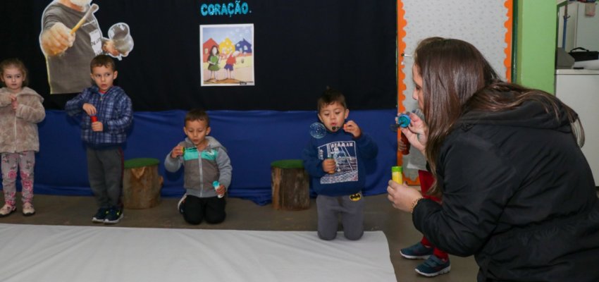 Crian&ccedil;as do CEIM Brincar e Crescer aprendem arte brincando