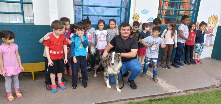 Crianças aprendem sobre cuidados com os animais