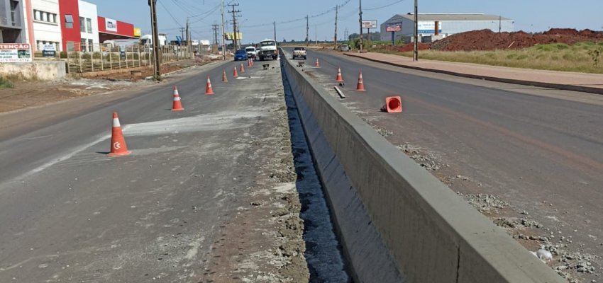 Barreira New Jersey est&aacute; sendo constru&iacute;da na Avenida Leopoldo Sander