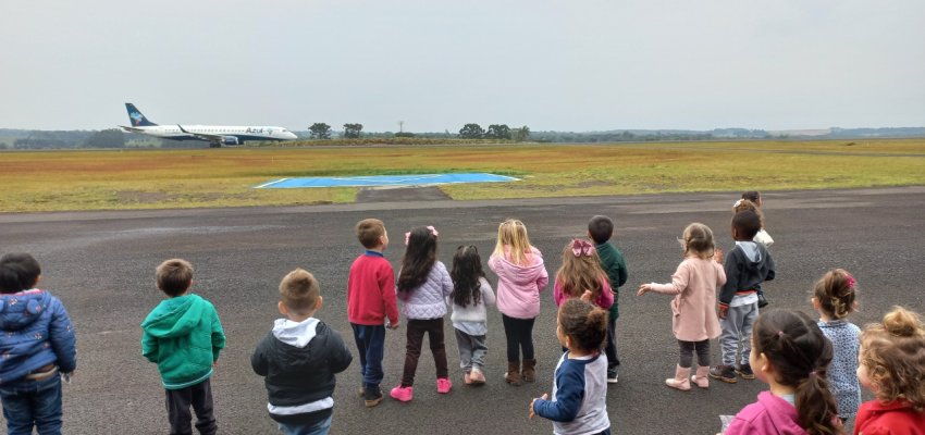 Crian&ccedil;as do CEIM Alegria do Saber conhecem aeroporto municipal