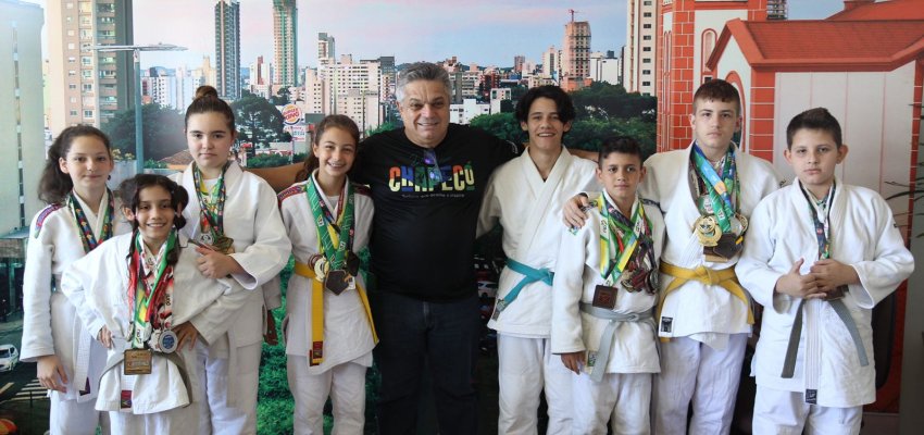 Prefeito recebe judocas destaque do Programa Atleta do Futuro