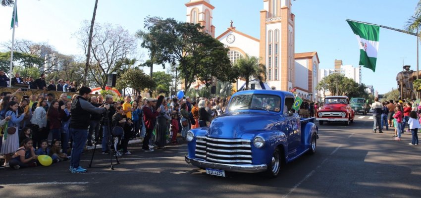 Desfile de Natal ter&aacute; 500 pessoas e mais de 100 carros na avenida Get&uacute;lio Vargas