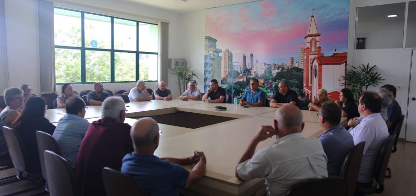 Prefeitura re&uacute;ne moradores do Presidente M&eacute;dici para tratar de terreno e investimentos