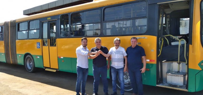Prefeitura recebe da Auto Via&ccedil;&atilde;o &ocirc;nibus para uso em projetos sociais