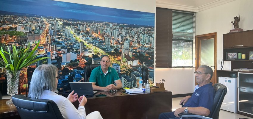 Prefeito em exerc&iacute;cio recebe representantes do Asaprev