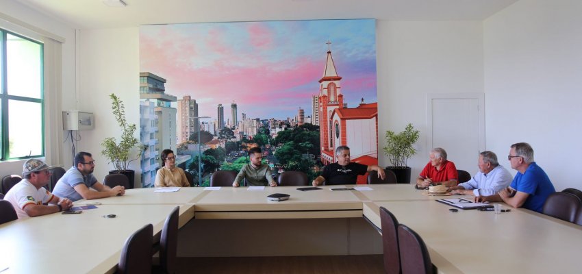 Funda&ccedil;&atilde;o Cultural e Prefeitura recebem representantes de tr&ecirc;s etnias