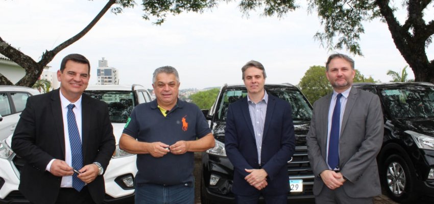 Prefeitura entrega viaturas para Pol&iacute;cia Civil de Chapec&oacute; 