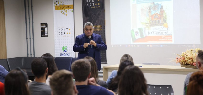 Prefeito palestra para estudantes de Arquitetura e Urbanismo