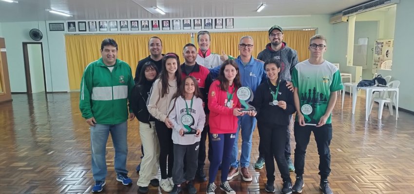 Col&eacute;gio Tril&iacute;ngue vence nos dois naipes do Xadrez nos JESC