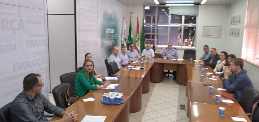 Equipe da Secretaria de Sa&uacute;de participa de reuni&atilde;o no CEC
