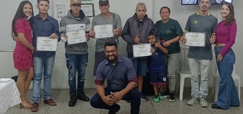 Realizada a formatura da primeira turma de barbearia do Projeto Inovamente