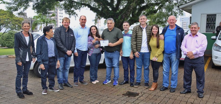 Associa&ccedil;&atilde;o Amigo dos Bichos recebe ve&iacute;culo