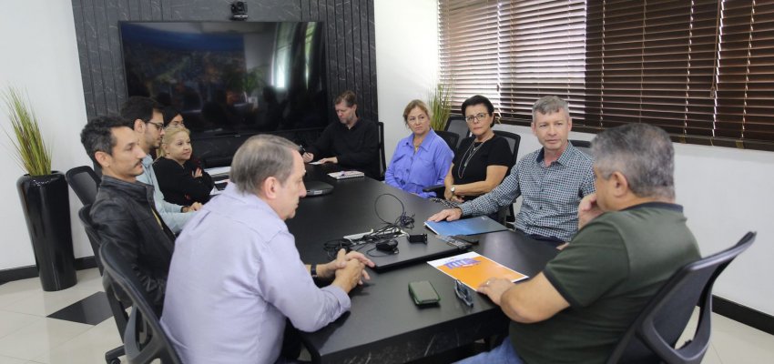Prefeitura de diretoria da CDL tratam da decora&ccedil;&atilde;o natalina