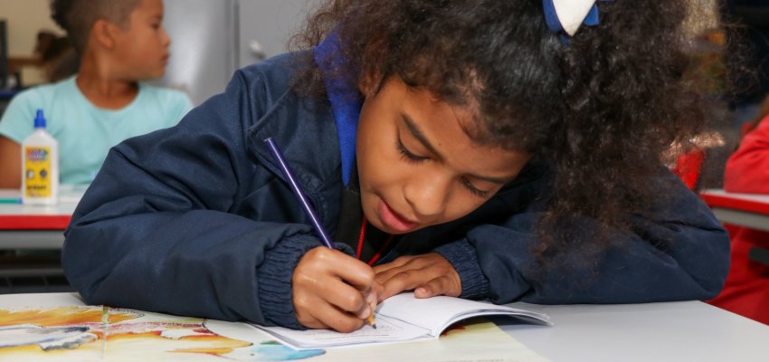 Estudantes da EBM Manira aprendem com passaporte da leitura