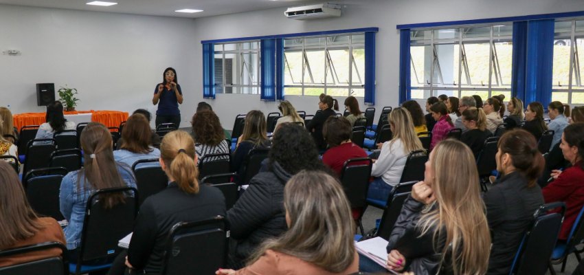 Secretaria de Educa&ccedil;&atilde;o promove forma&ccedil;&atilde;o para gestores escolares