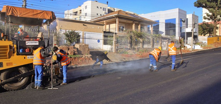 Prefeitura faz alargamento das ruas Assis Brasil e Lauro M&uuml;ller
