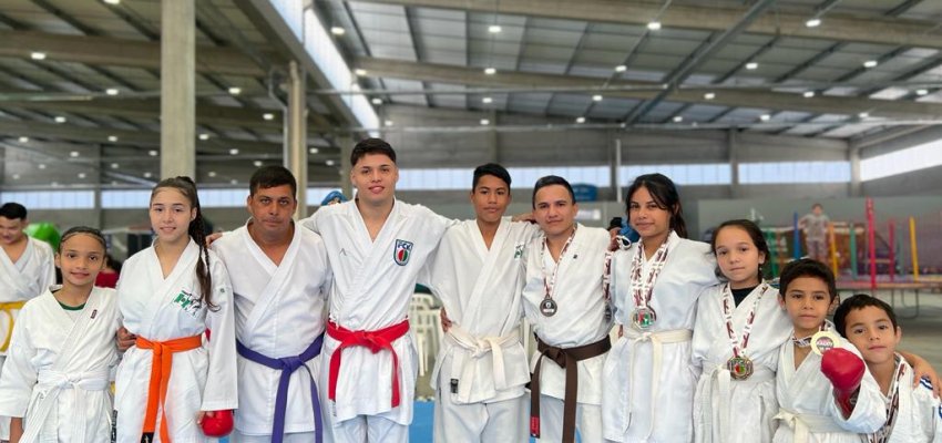 Fam&iacute;lia que treina unida permanece no Karat&ecirc;