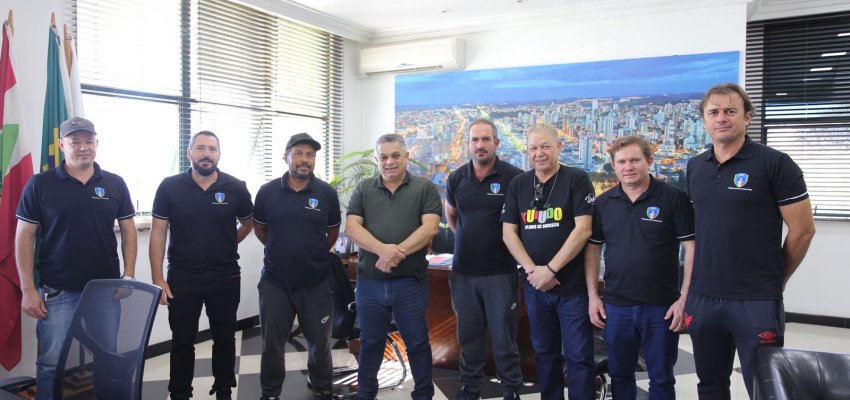 Prefeito recebe equipe de futebol de base