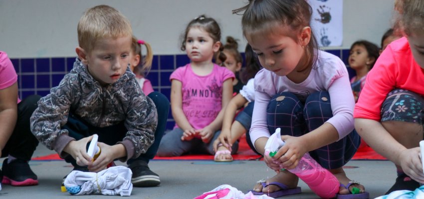 Crian&ccedil;as do CEIM Orac&iacute;lio Costella produzem camiseta Tie Dye