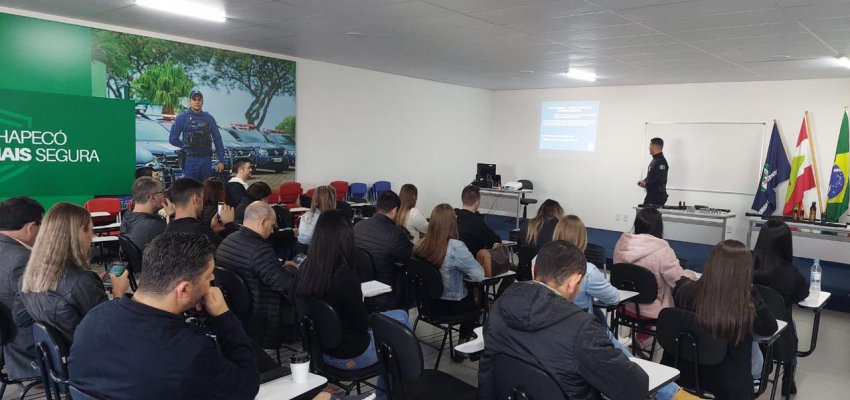 Guarda Municipal ministra palestra para acad&ecirc;micos de Direito da UCEFF