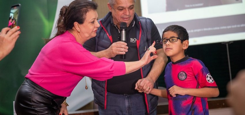 Chapec&oacute; entrega aparelhos de �vis&atilde;o artificial� para alunos e professora com defici&ecirc;ncia visual