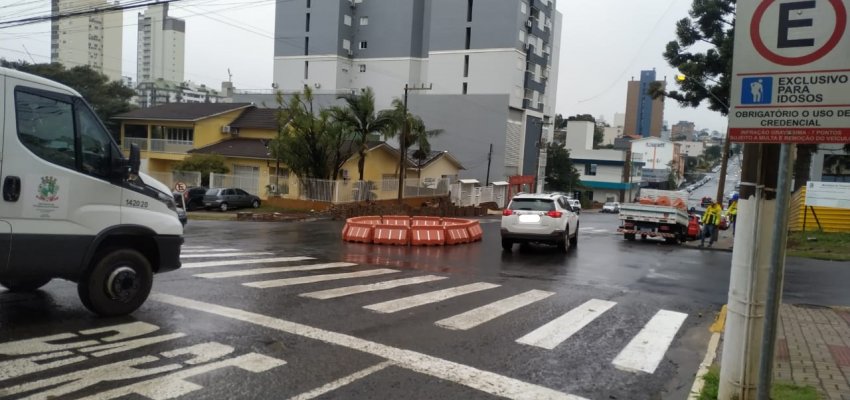 Prefeitura instala r&oacute;tula provis&oacute;ria na esquina da Curitiba com Lauro M&uuml;ller