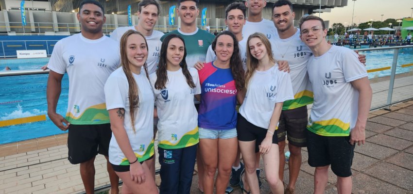 Nadadora e treinadores de Chapec&oacute; defendem Sele&ccedil;&atilde;o Catarinense em Bras&iacute;lia