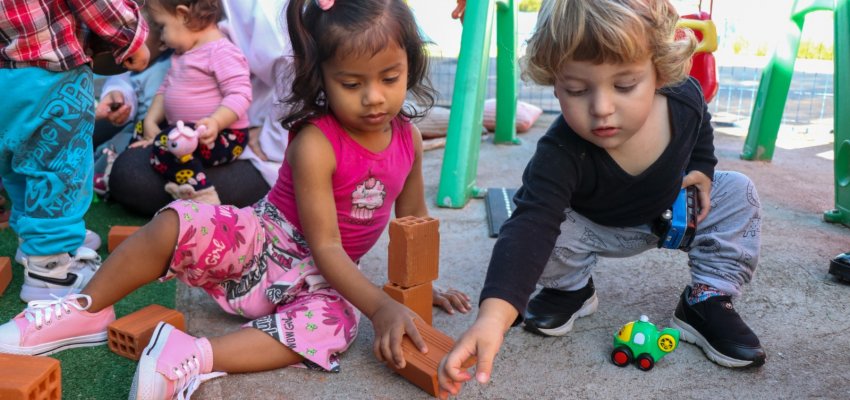 Turma de beb&ecirc;s explora cidade em miniatura
