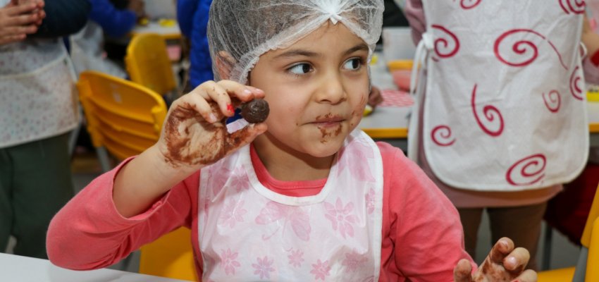Crian&ccedil;as do CEIM Juliana preparam brigadeiro saud&aacute;vel