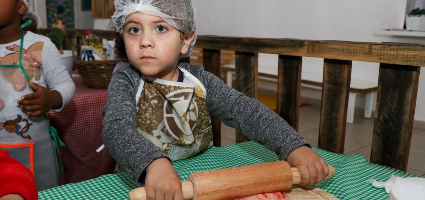 Dia de brincar de pizzaria no CEIM Crian&ccedil;a &eacute; Esperan&ccedil;a