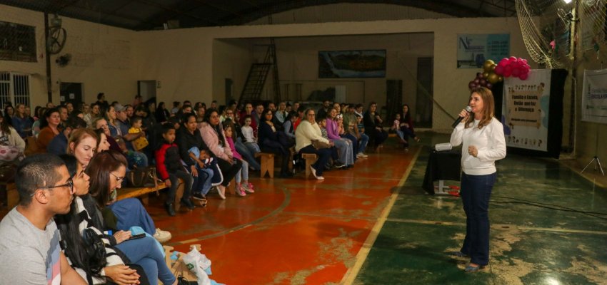 Secretaria de Educa&ccedil;&atilde;o de Chapec&oacute; promove palestras para fam&iacute;lias dos alunos