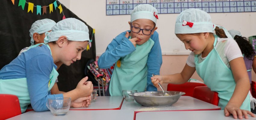 Alunos da EBM Clara Urmann Rosa produzem livro de receitas juninas