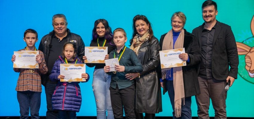 Educa&ccedil;&atilde;o faz entrega de medalhas do Concurso Canguru de Matem&aacute;tica
