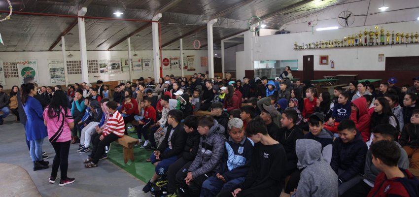 Prefeitura entrega chuteiras para projeto social no Bormann