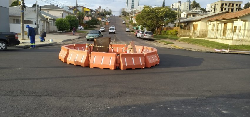 Prefeitura instala r&oacute;tula na rua Cond&aacute;