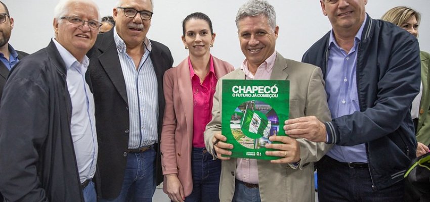 Prefeitura entrega ao Ministro da Agricultura Familiar pedidos para Chapec&oacute;