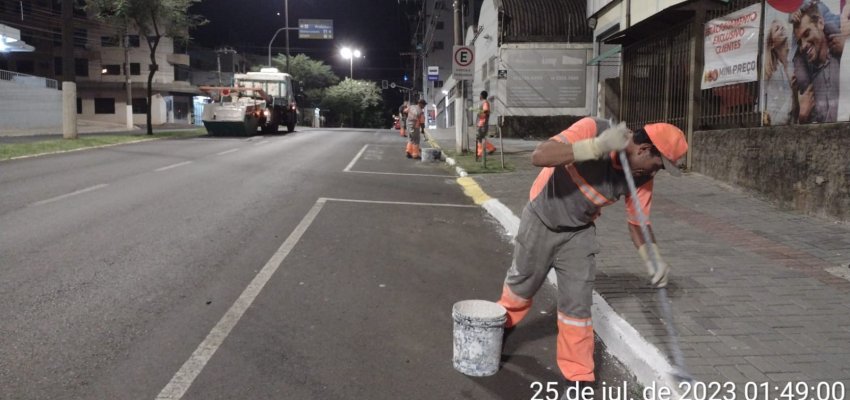 Prefeitura realiza pinturas na madrugada para n&atilde;o atrapalhar o tr&acirc;nsito