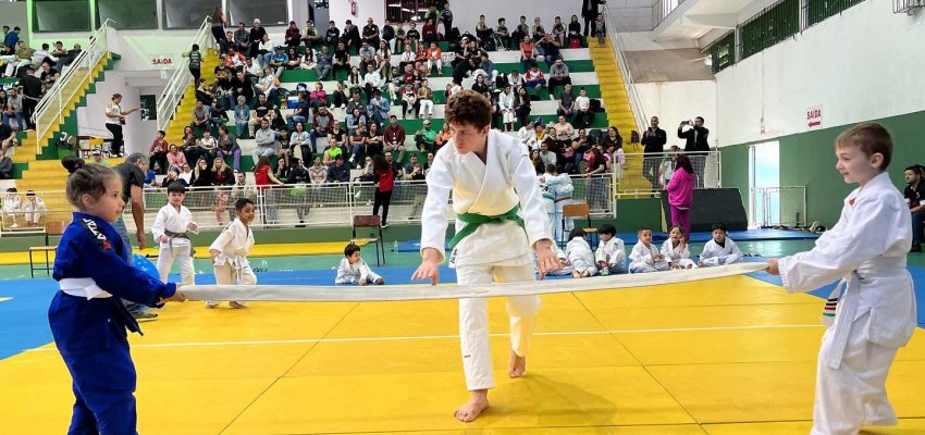 Jud&ocirc; reuniu mais de 400 crian&ccedil;as em competi&ccedil;&atilde;o no gin&aacute;sio Ivo Silveira