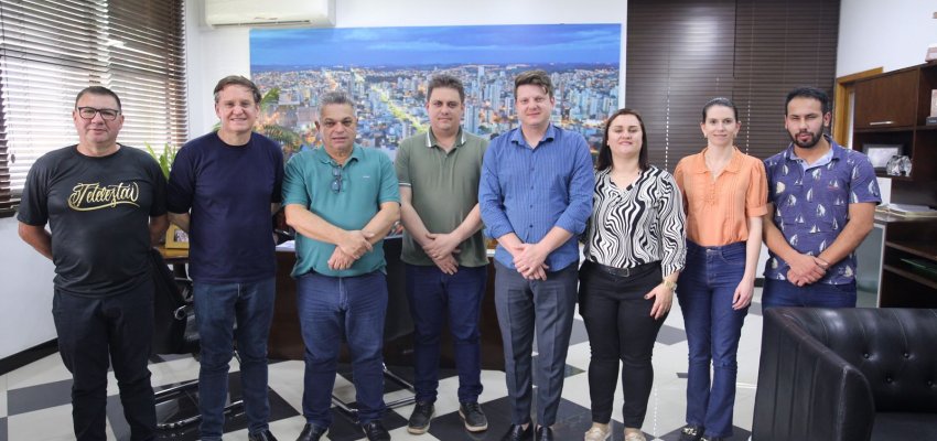 Administração entrega demandas para deputado