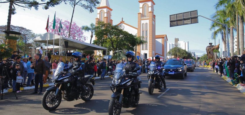 Desfile marca anivers&aacute;rio de 106 anos de Chapec&oacute;
