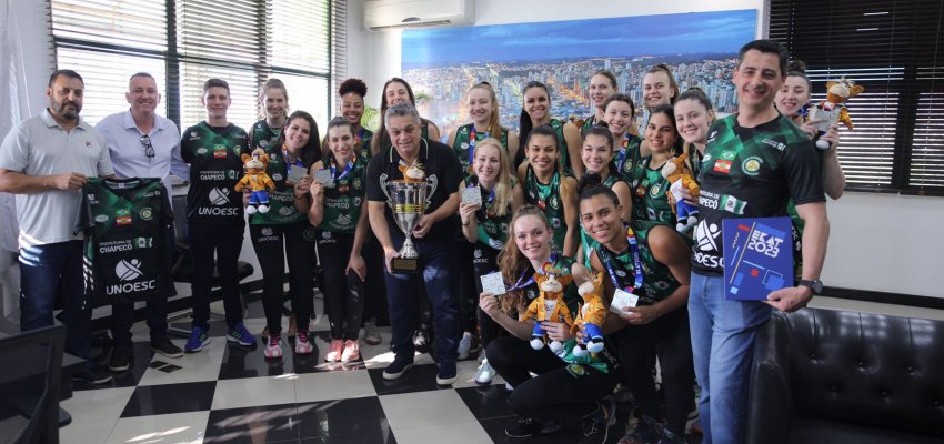 Prefeito recebe equipe chapecoense vice-campe&atilde; em campeonato internacional na R&uacute;ssia