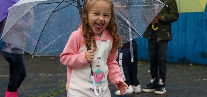 Alunos do CEIM Crian&ccedil;a Feliz brincaram na chuva