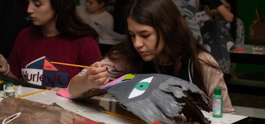 Alunos confeccionam m&aacute;scaras em folhas de coqueiro